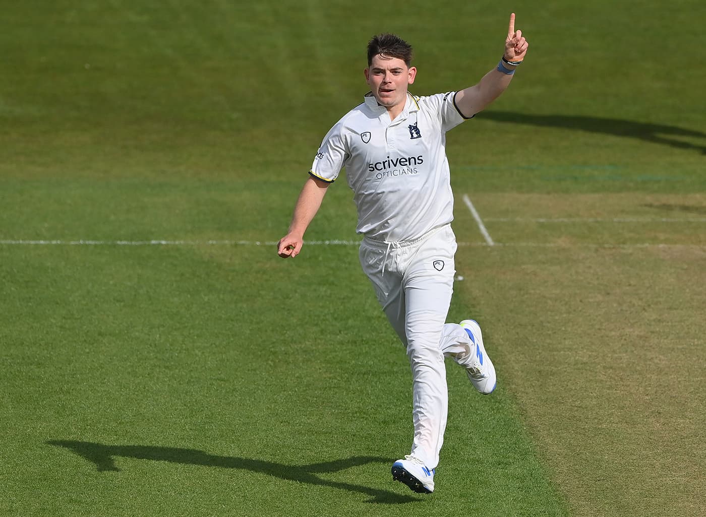 Sam Hain, Ethan Bamber put Warwickshire on the verge 