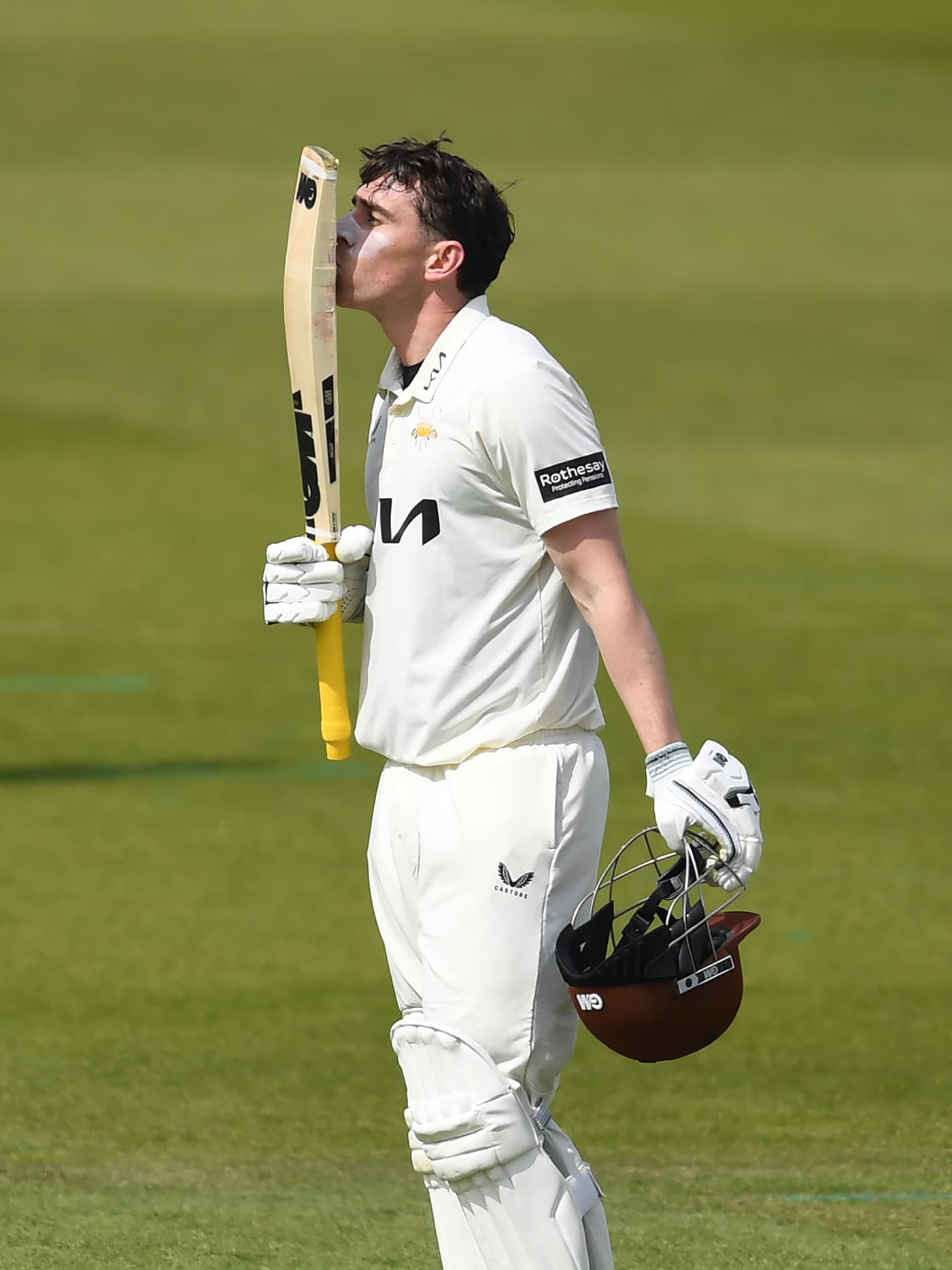 Dan Lawrence century keeps Surrey in touch with Notts 