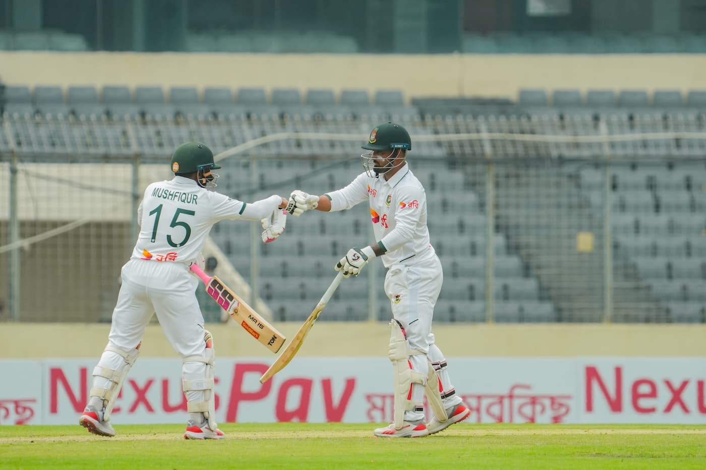 Mushfiqur key as Bangladesh aim for 400-plus after Abbas takes four