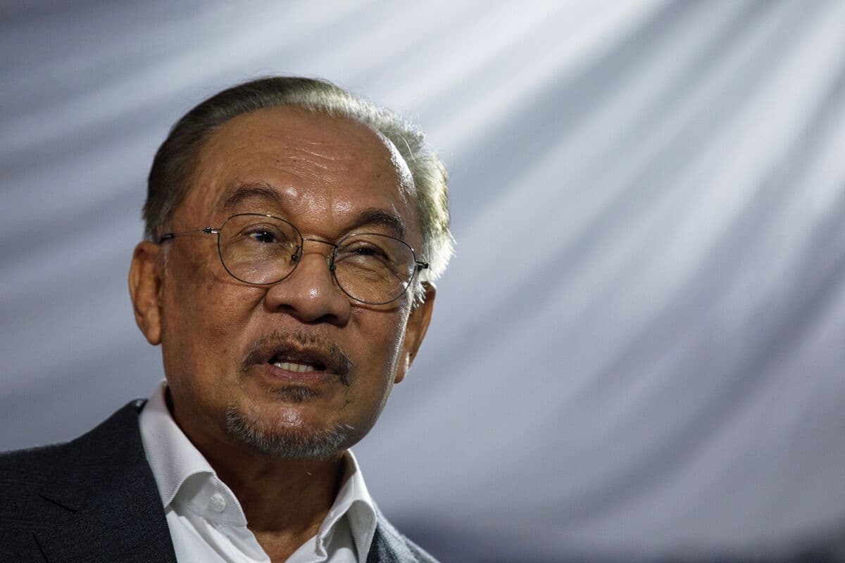 Anwar to Outline Malaysia Oil Supply Continuity Plan: Bernama