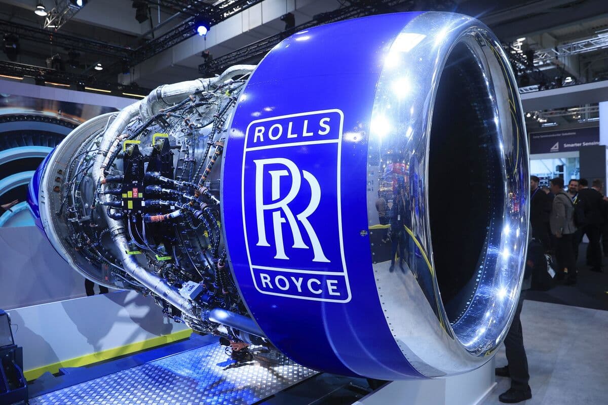 Rolls-Royce Lines up Rare Euro Bond as It Seeks War Buffers