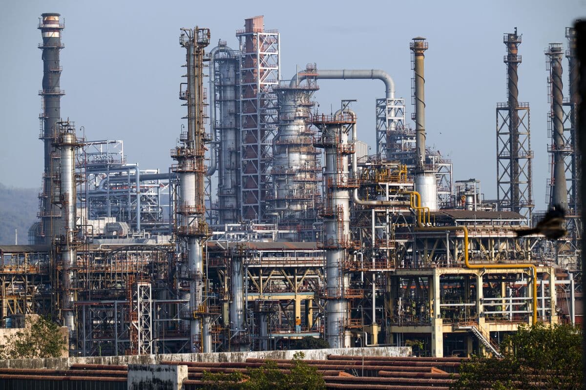 India State Refiners Eye Modest Fuel Price Hike as Losses Mount