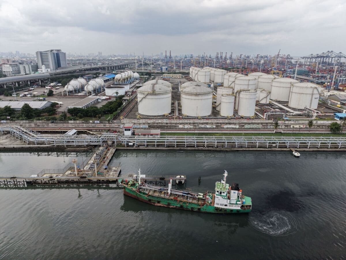 Iran War Is Draining World’s Oil Buffer at an Unprecedented Pace