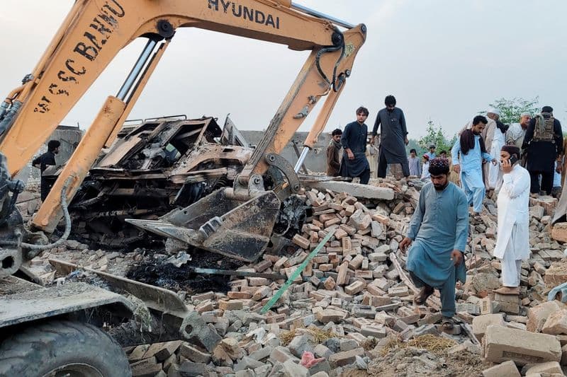 Twelve Pakistani police officers killed in car bombing and shootout