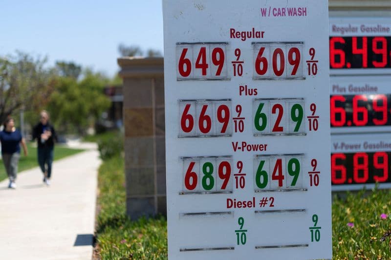 Oil rises as fading hopes of quick end to Iran war reignite supply worries