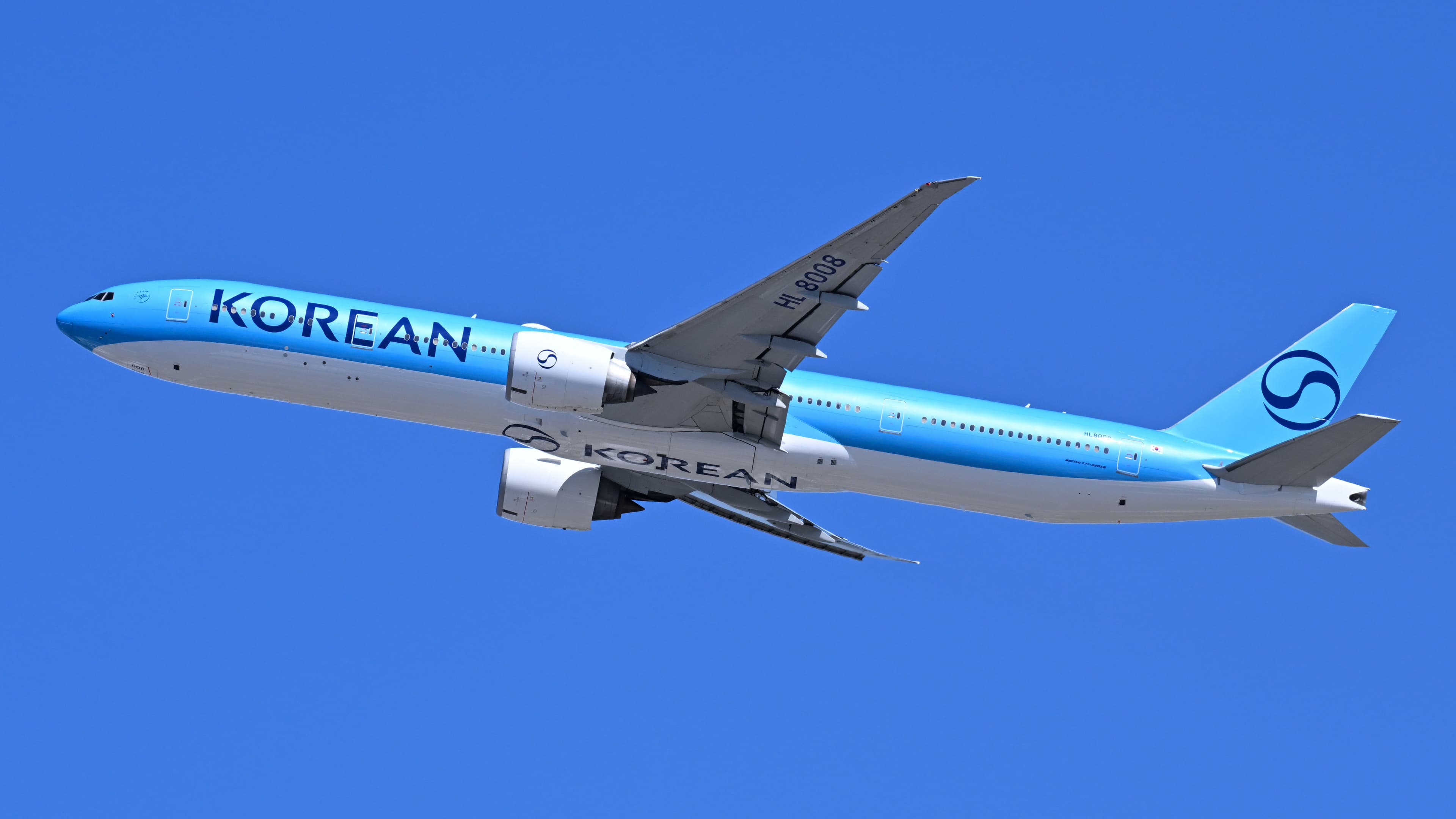 Struggle in the Skies: Korean Air Boeing 777 Fights for Control During Stormy Tokyo Landing | WATCH