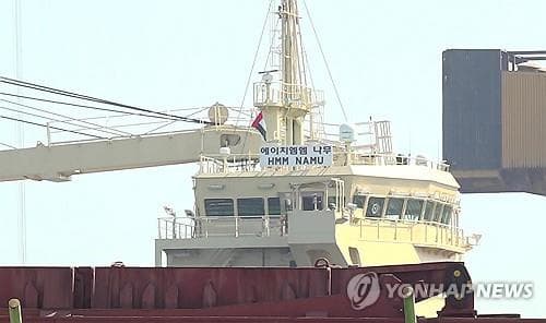 (LEAD) Seoul concludes 'external attack' caused explosion on HMM vessel in Hormuz