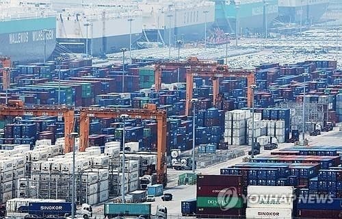 (LEAD) Exports up 43.7 pct during first 10 days of May on robust chip demand