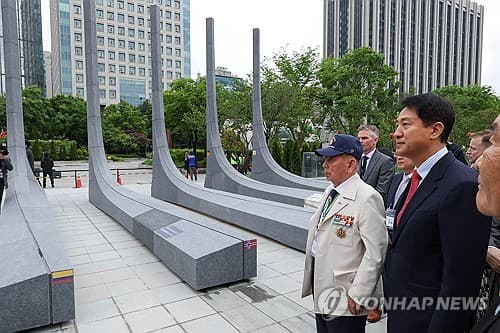 Memorial honoring 22 nations in Korean War unveiled at Gwanghwamun Square