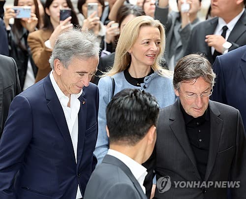 (LEAD) LVMH CEO Arnault visits S. Korea for 1st time in three years