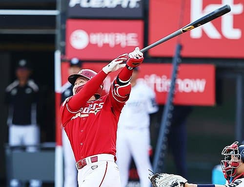 KBO's all-time home run king extends record streak