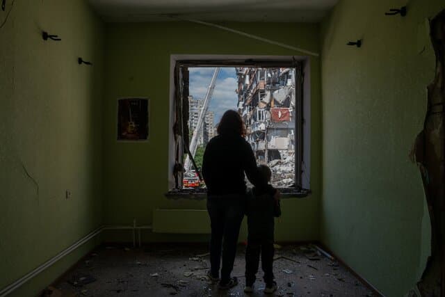 24 people killed in Russian strike on Kyiv. Rescuers clear the rubble of a destroyed nine-story building. The city is in mourning.