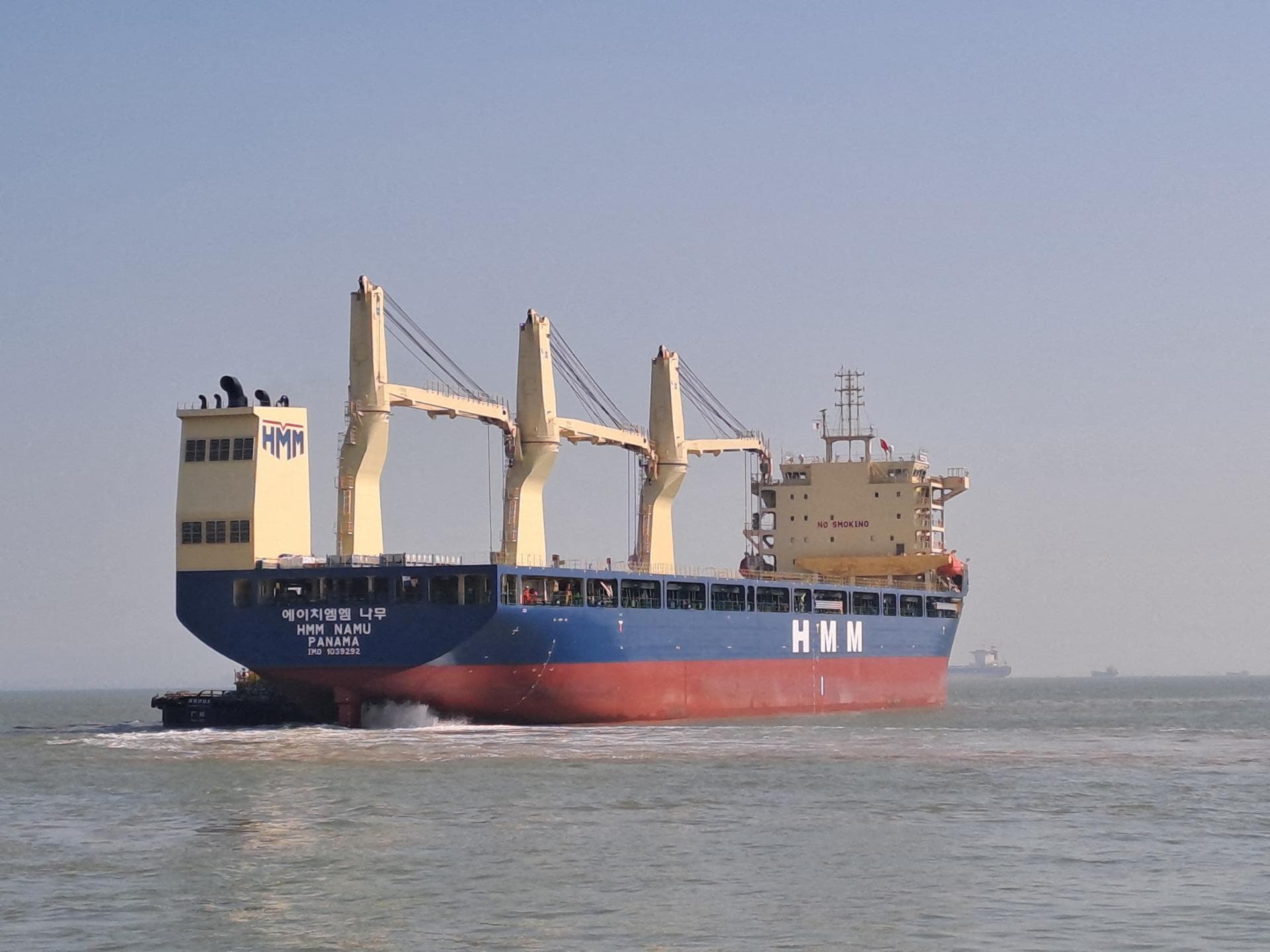 Gov't continues inspection into fire on Korean-operated vessel in Strait of Hormuz