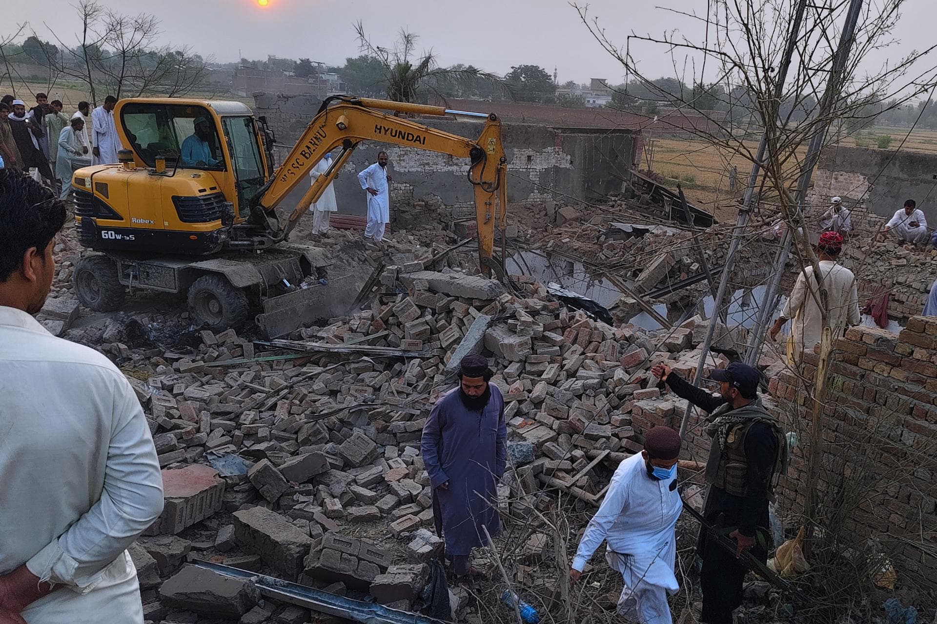 Death toll rises to 14 in Pakistan suicide attack