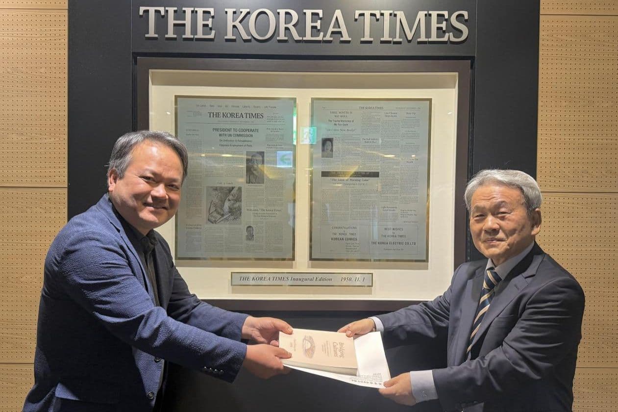 'Citizen diplomat' turns over 45 years of Korea Times columns into book