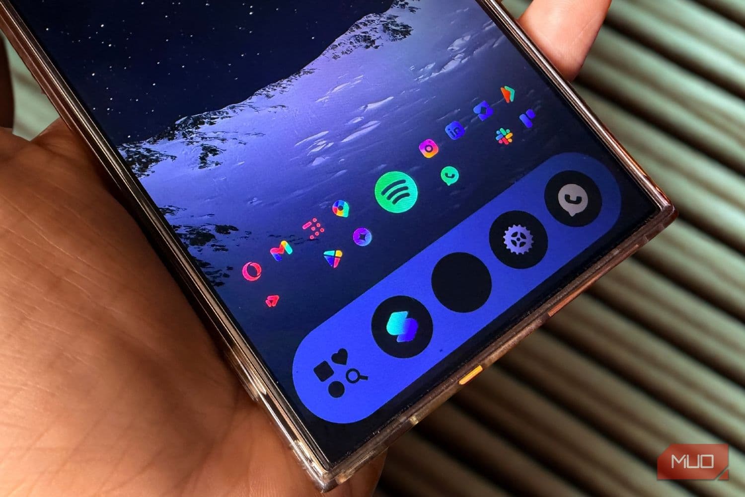 I added a Windows-style taskbar to Android, and it just makes sense