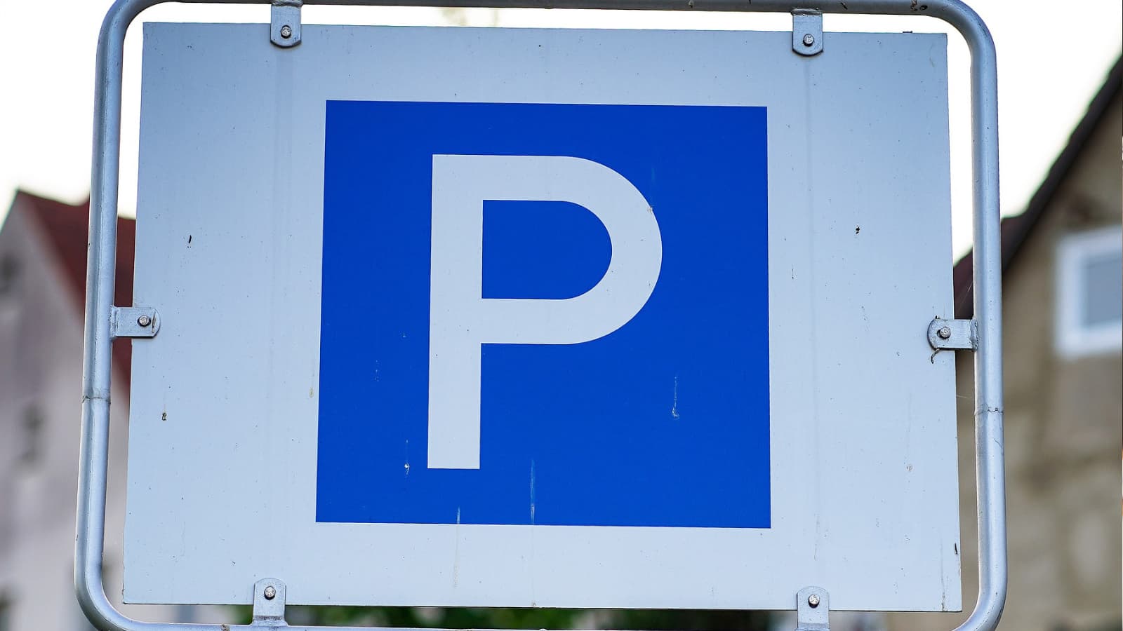 Woman Keeps Parking in Family Spaces Despite Not Having Children, and Her Partner Thinks It’s Wrong