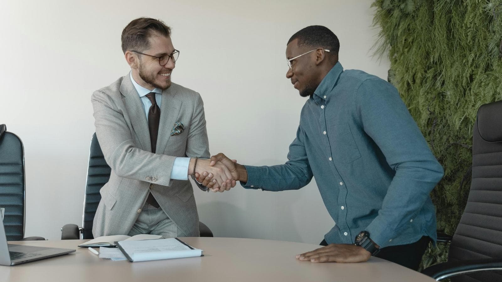 Man Takes Higher-Paying Job 40 Minutes Away, but Girlfriend Complains About Lost Time Together