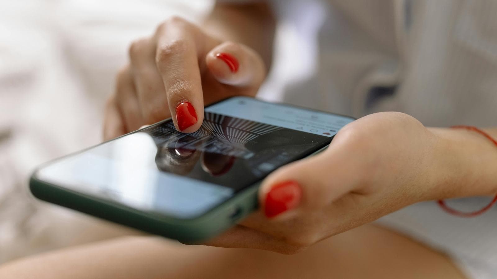 ‘Please Take It Down’: The Heartbreaking Conflict Between a Woman’s Insecurity and Her Friend’s ‘Brand