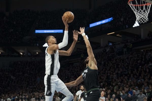 Victor Wembanyama, Spurs start fast, hold off Wolves in Game 3