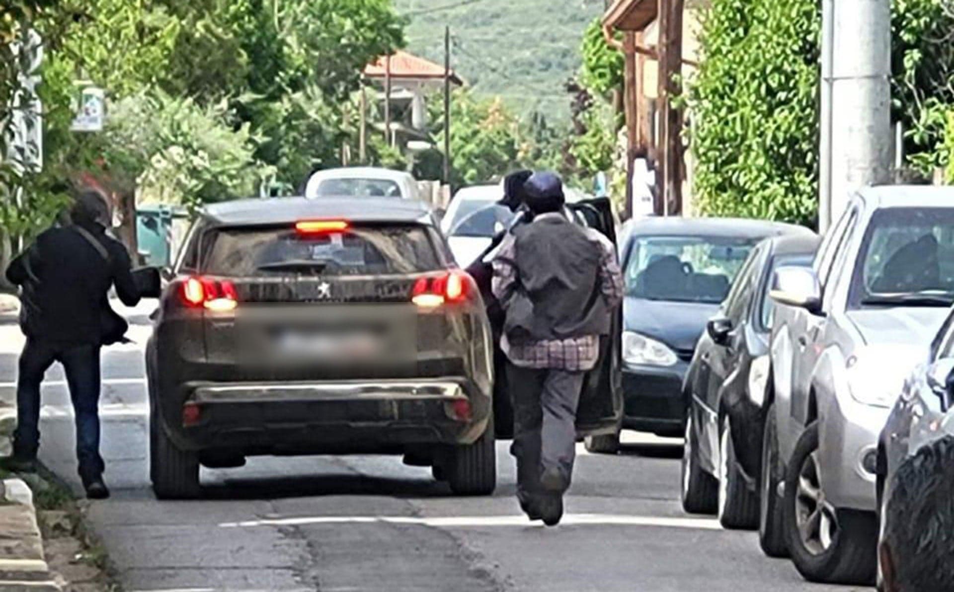 Police hunt 3 after armed bank robbery in central Greece