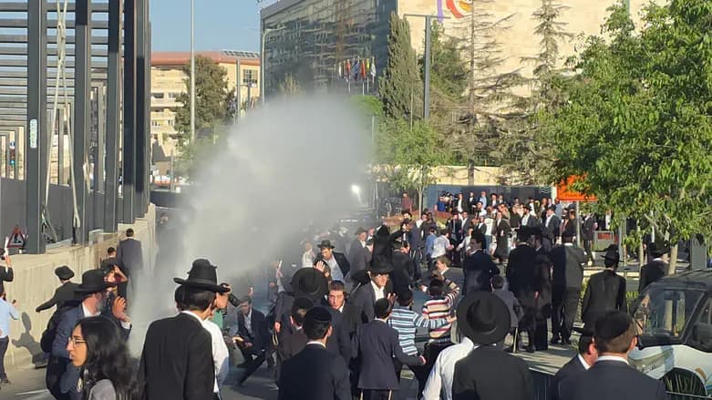 End To Skunk Trucks: Knesset bans chemicals in police water cannons