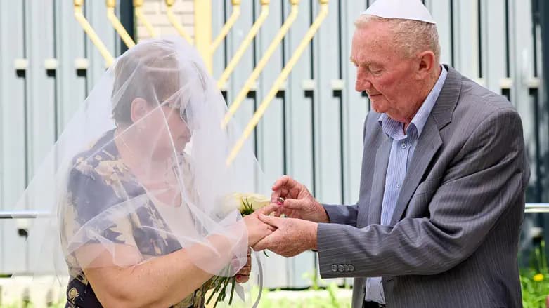 Following ceasefire, mass Jewish wedding held in Kyiv - including a 92-year-old couple