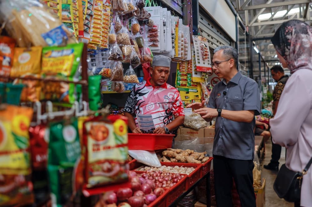 Communications Ministry steps in to train small traders at Melaka central market