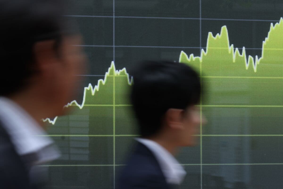 Oil Gains on Iran Deadlock, Stocks Drop With Bonds: Markets Wrap