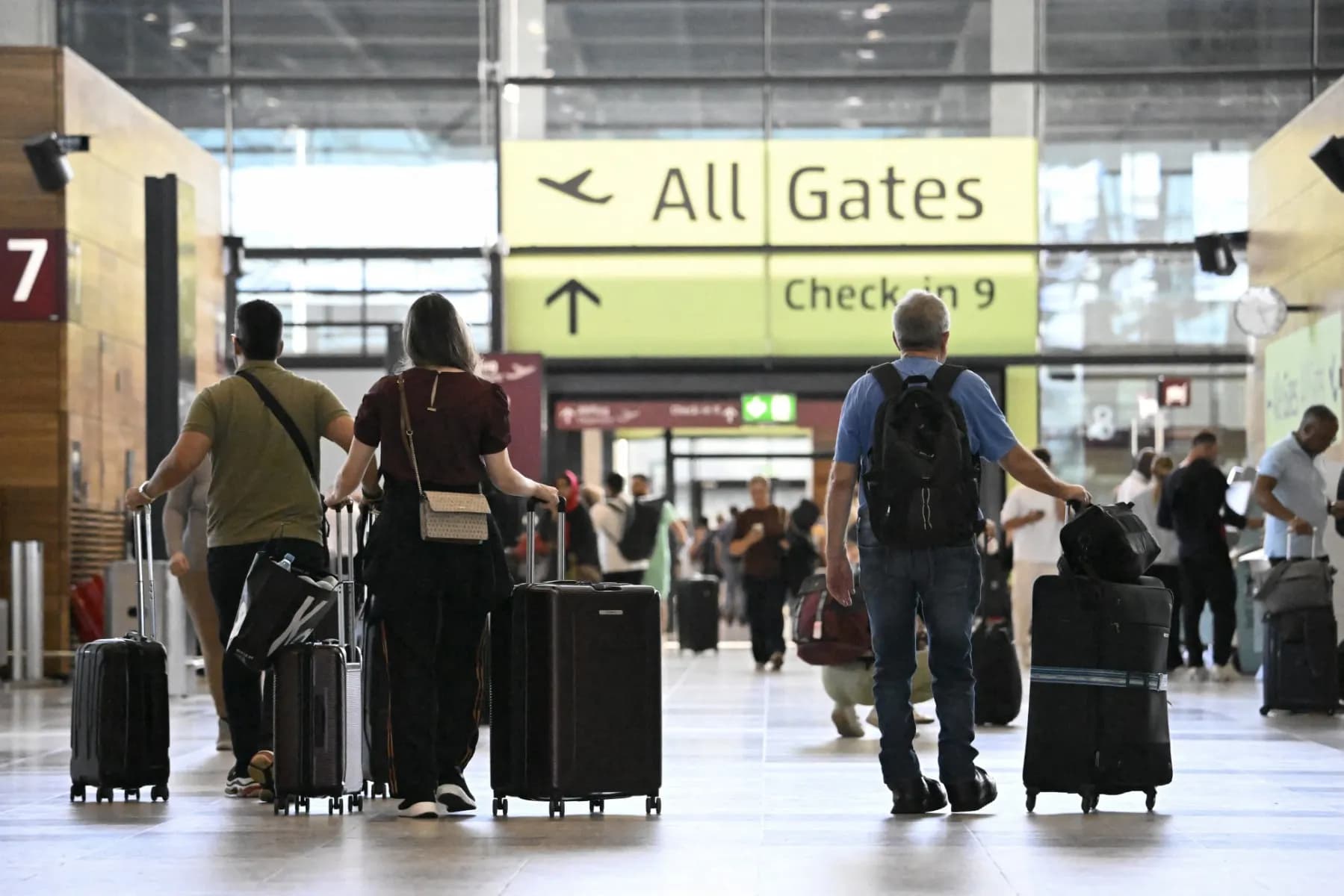 EU Commission clarifies flight compensation rights amid travel disruption