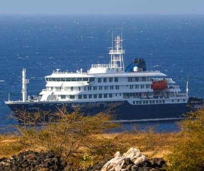 Hantavirus-hit cruise ship docks in Spain; passengers disembark