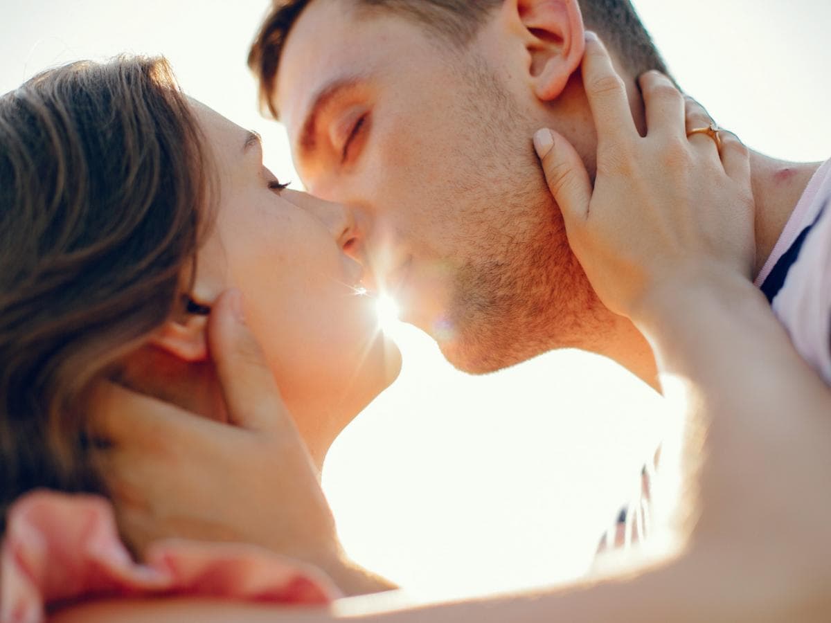 Doctors Warn ‘Kissing Disease’ Can Spread Through Dishes and Saliva