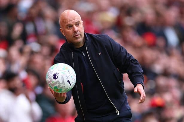 Ex-Liverpool star takes aim at 'shocking' move as Arne Slot sent Man Utd message