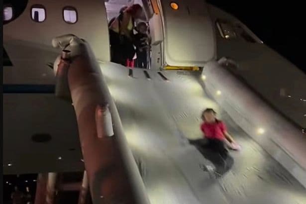 Moment passengers on Frontier Airlines flight evacuate after plane kills pedestrian