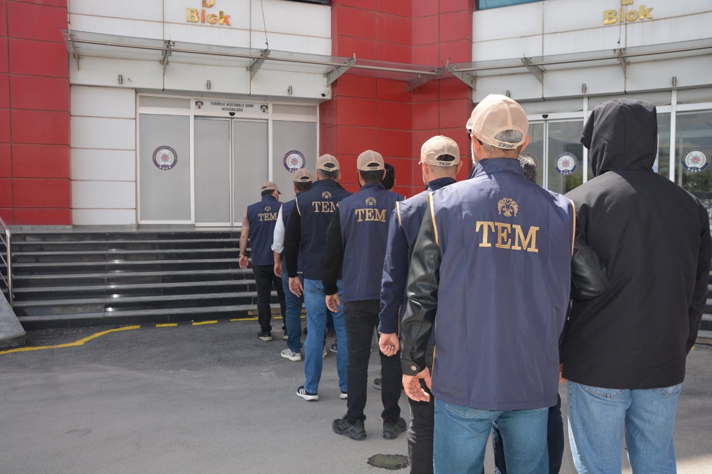 Turkish police raid alleged FETÖ hideouts, detain 9 suspects