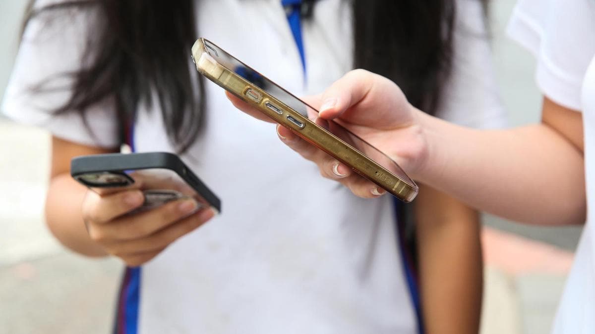 Queensland teacher handed indefinite ban for kissing student and sending schoolgirl 2700 emails