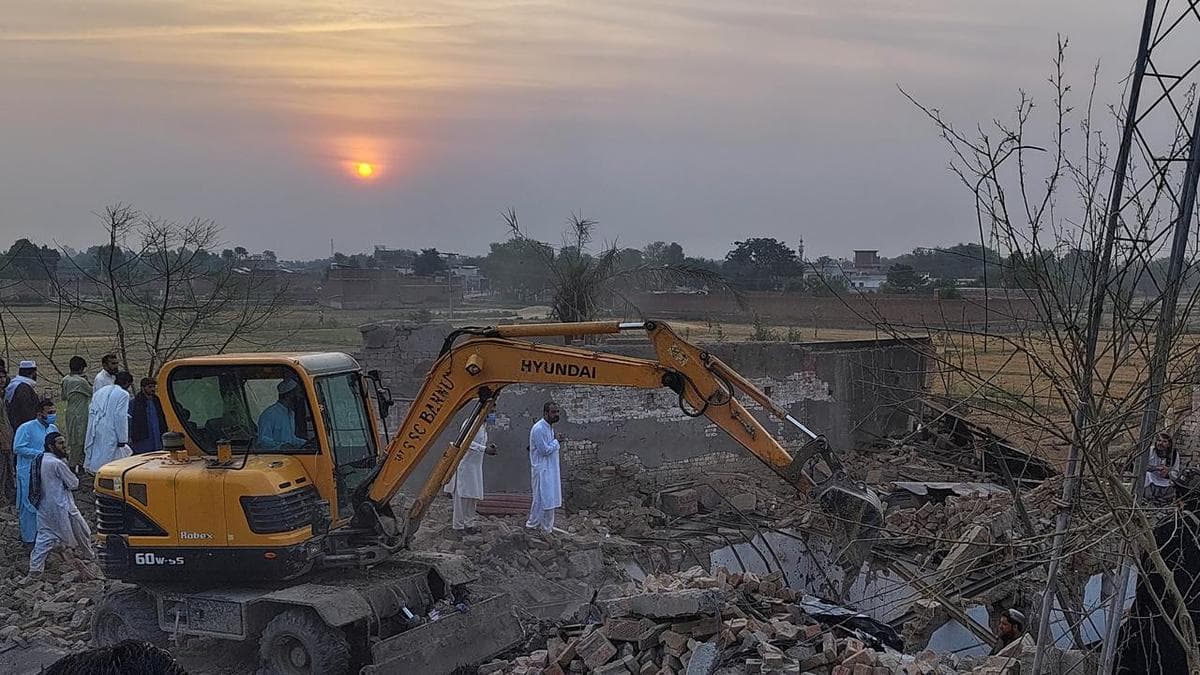 Twelve Pakistani police killed in car bomb and shootout