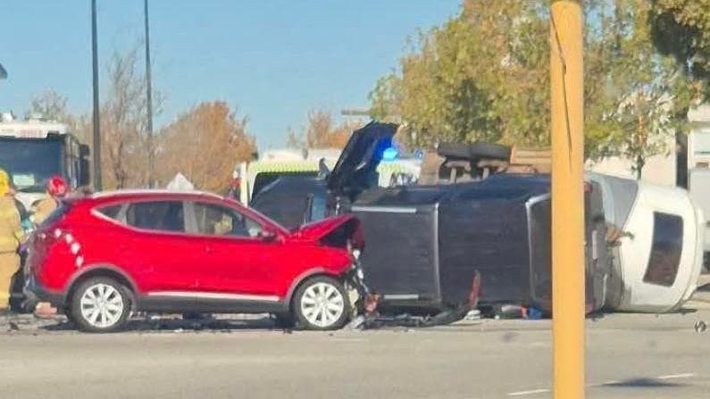 Major emergency response called to serious Ellenbrook crash involving float carrying two horses