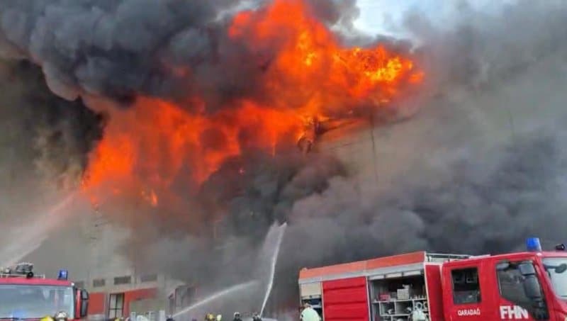 Firefighters battle massive blaze at Baku warehouse - VIDEO