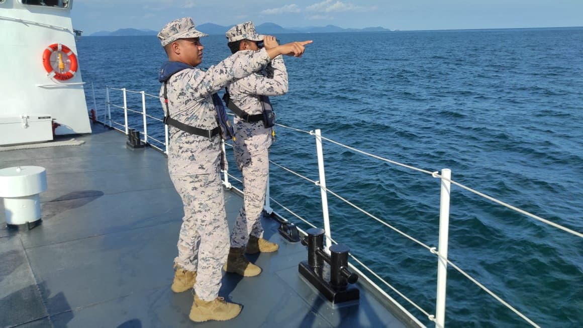 Malaysia searches for 14 missing Indonesians after boat sinks
