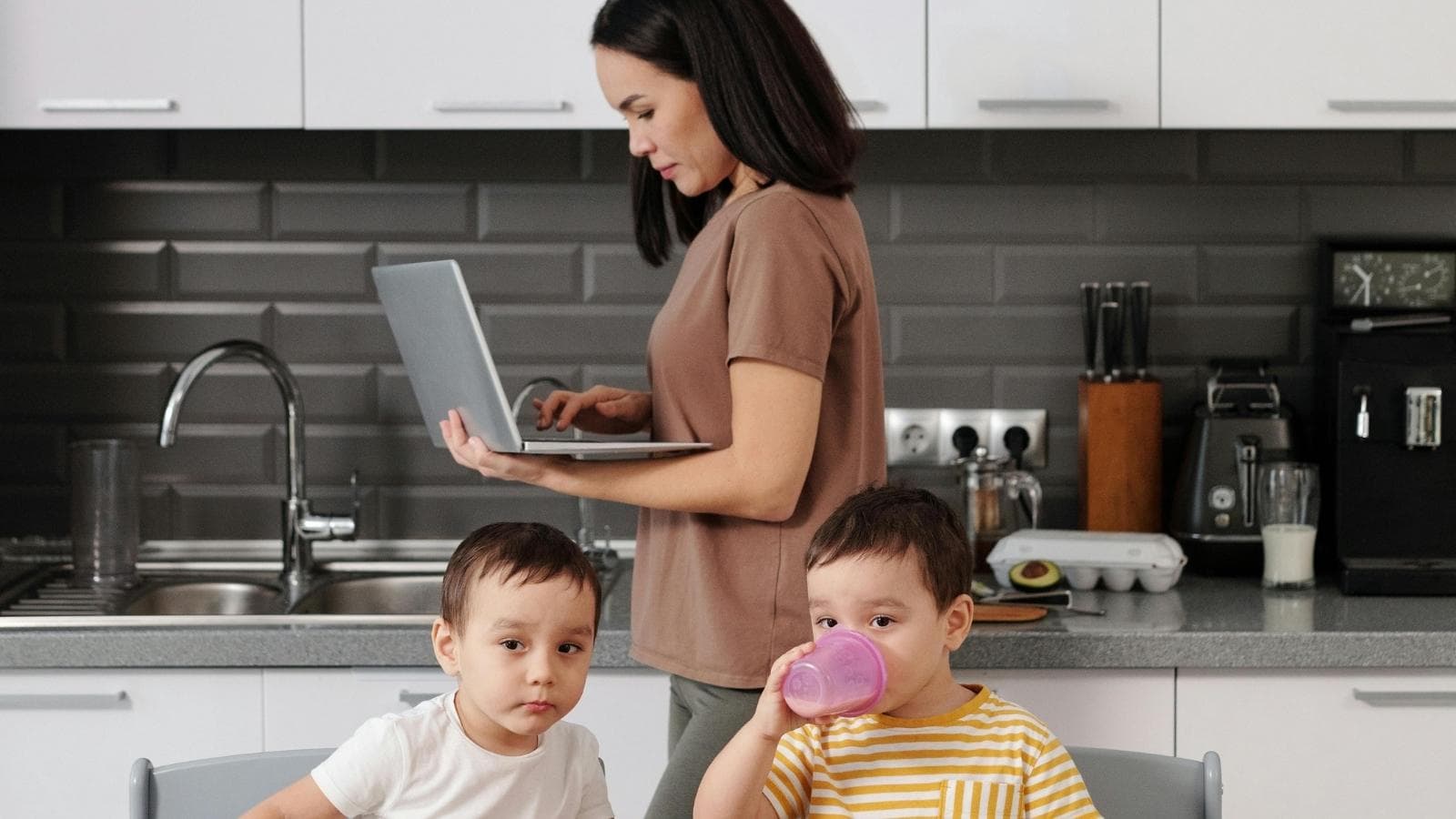 Mom Sets “One Reminder” Rule After Relatives Keep Asking for Kids’ Schedule Updates