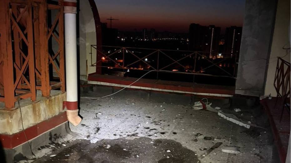 Drone debris hits high-rise residential building in Kyiv: residents extinguish fire – photos