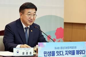 Interior minister expresses 'deep regret' over Starbucks Korea's 'Tank Day' campaign, vows boycott